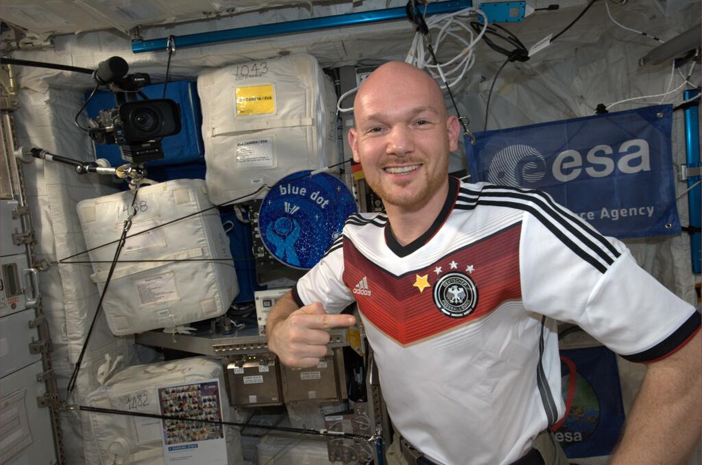 Astronaut Celebrates Germany's World Cup Win from Space (Photos)